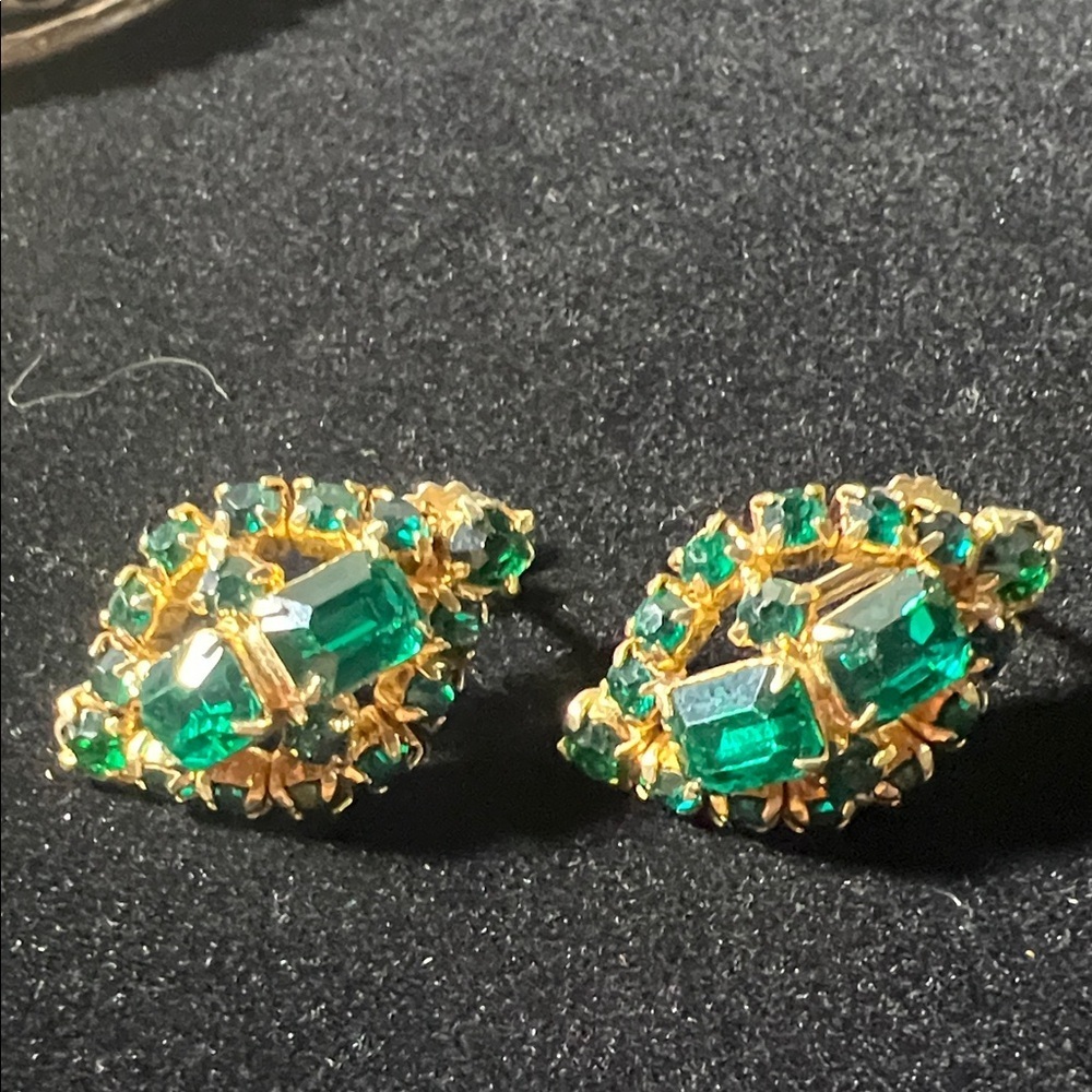 Elegant Vintage  Gold and Green Screw-back Earrings.WA527